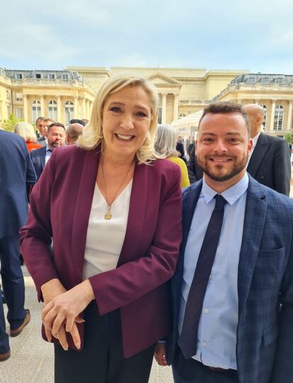 El diputado Kévin Mauvieux, con la líder de Reagrupamiento Nacional, Marine Le Pen, el 22 de junio pasado.