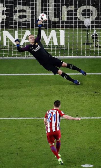 Lanzamiento de penalti de Gameiro y estirada de Cillessen.