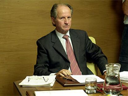 El presidente del Parlamento vasco, Juan María Atutxa, durante la reunión de la Mesa celebrada ayer. PLANO MEDIO - RETRATO