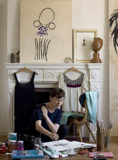 Lydia Delgado inicia o completa algunos de sus diseños  en el salón de su vivienda de Barcelona.