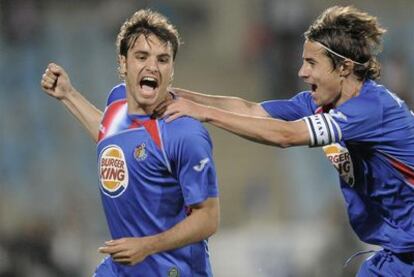 Pedro León y Cortés celebran el gol que suponía el empate a dos.