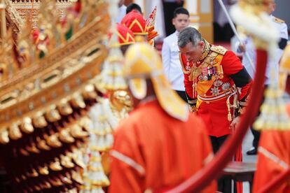El rey de Tailandia, Maha Vajiralongkorn, se inclina ante la urna real de su padre, el difundo rey Bhumibol Adulyadej, durante la ceremonia de cremación en Bangkok el 26 de octubre de 2017. 