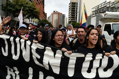 Colectivos de jóvenes marchan contra el Gobierno de Nicolás Maduro, este miércoles en Caracas.