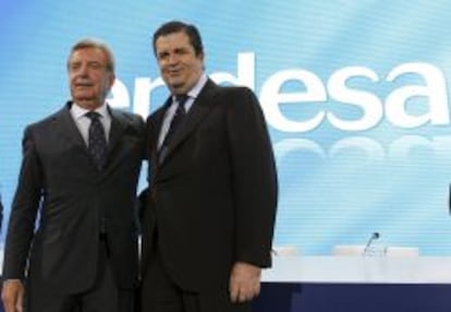 El presidente de Endesa, Borja Prado (dcha), junto al consejero delegado y director general de Enel, Fulvio Conti, en la junta de accionistas de la el&eacute;ctrica espa&ntilde;ola, en Madrid. 