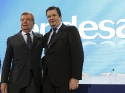 El presidente de Endesa, Borja Prado (dcha), junto al consejero delegado y director general de Enel, Fulvio Conti, en la junta de accionistas de la el&eacute;ctrica espa&ntilde;ola, en Madrid. 