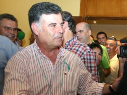 El diputado a Cortes y exconsejero de Empleo José Antonio Viera (izquierda) saluda en 2004 al diputado andaluz José Caballos. 