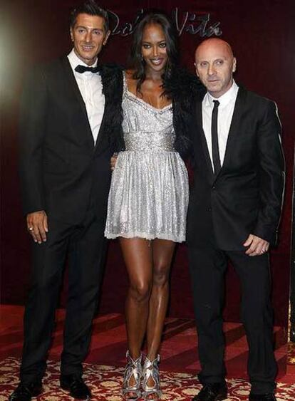 Naomi, junto a Dolce y Gabbana.