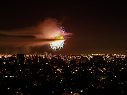 Fuegos artificiales sobre Santiago, en una celebración de Año Nuevo.