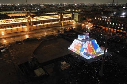 Vista aérea de la construcción de la maqueta del Templo Mayor, como parte de la conmemoración del 500 aniversario de la caída de Tenochtitlan, en el zócalo de Ciudad de México.