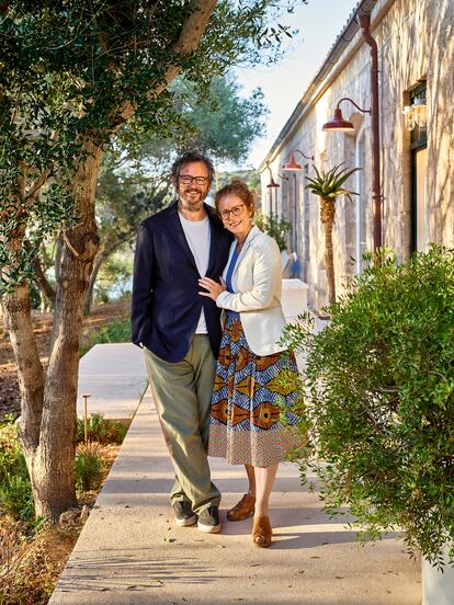 Los galeristas Manuela e Iwan Wirth en el nuevo centro de arte Hauser & Wirth de la Isla del Rey, en Menorca.