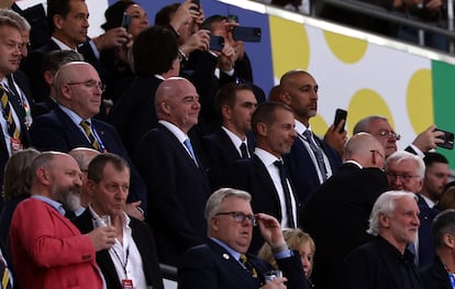 El presidente de la FIFA, Gianni Infantino, y el presidente de la UEFA, Aleksander Ceferin, antes del partido.
