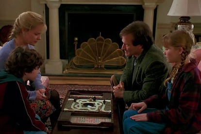 'Jumanji' (1995, Joe Johnston)

	La película, basada en un relato corto infantil de Chris Van Allsburg publicado en 1981, atrapa a Robin Williams en una aventura que dura veinticino años. El juego y sus acertijos forman ya parte de ls historia del cine.