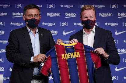 Koeman, junto a Bartomeu, el día de su presentación como entrenador del Barcelona.