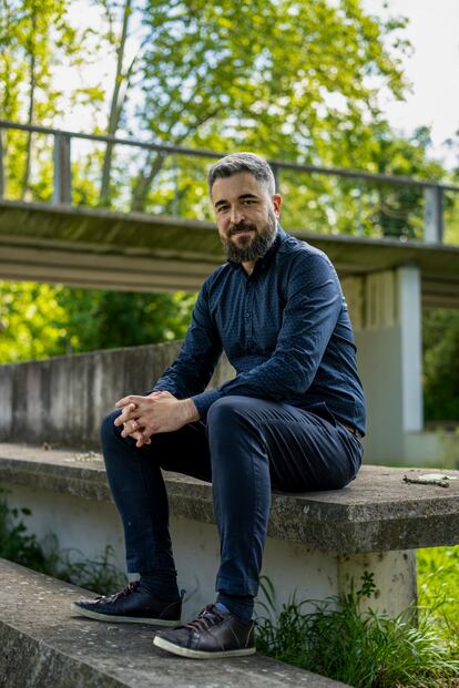 Jesús Arcos, jefe de obra del proyecto de Aranzadi, sentado en las costillas del primer puente del proyecto, que sirven también como mesa de merendero.