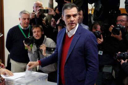 El presidente del Gobierno en funciones y candidato del PSOE a la presidencia del Gobierno, Pedro Sánchez, ejerce su derecho al voto en el colegio electoral instalado en el centro cultural Volturno, en el municipio de Pozuelo, en Madrid.