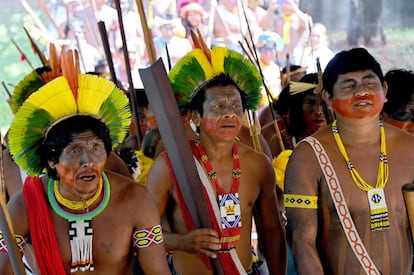 Nativos de las etnias Kayapo y Pataxó bailando una danza de Guerrero durante una protesta frente al Congreso mientras los legisladores discuten la ley que cambia la demarcación de sus tierras, en Brasilia.