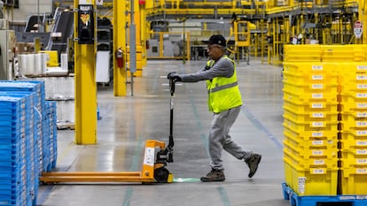 Un trabajador en un centro logstico de Amazon en Robbinsville, Nueva Jersey.