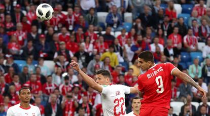 El delantero serbio Mitrovic cabecea para marcar el primer gol del partido Serbia - Suiza.