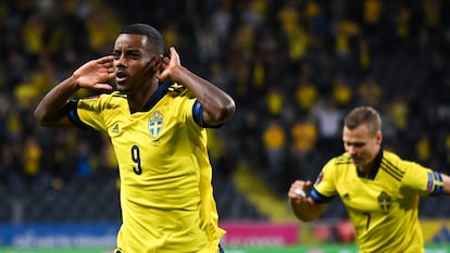 El jugador sueco Alexander Isak celebra el gol del empate.