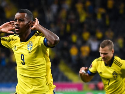 El jugador sueco Alexander Isak celebra el gol del empate.