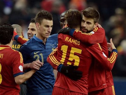 Piqué se abraza con Ramos al finalizar el partido.