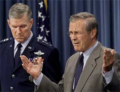 El secretario de Defensa de EE UU, Donald Rumsfeld, junto al general Richard Myers, durante la rueda de prensa.
