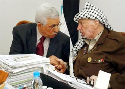 Abu Mazen, ayer con el presidente de la ANP, Yasir Arafat.