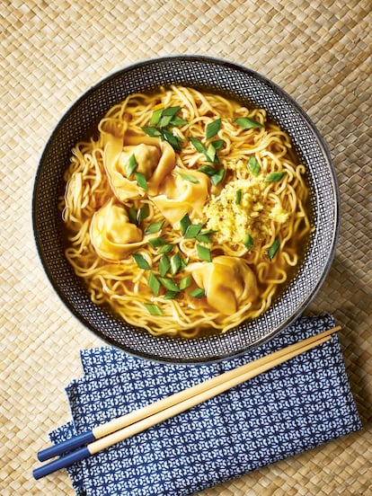 Ramen con Won Ton, receta del interior de El arte del ramen. 80 boles y caldos sencillos, de Makiko Sano  (Editorial Cinco Tintas).

