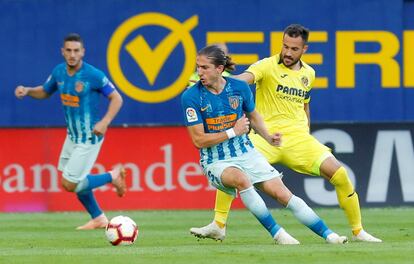 Filipe Luis del Atlético en una jugada con Mario Gaspar del Villarreal