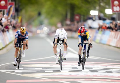 Skjelmose, a la derecha, supera a Pogacar (centro) y Evenepoel.