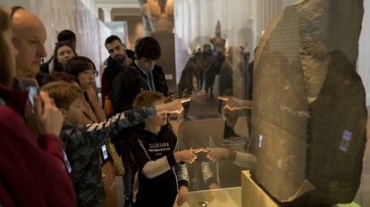 Visitantes de British Museum de Londres observan la Piedra Rosetta. 
