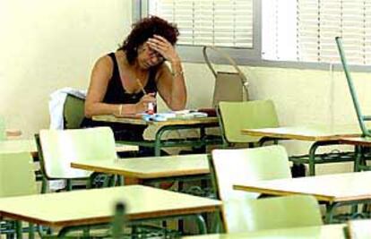 Una aspirante al título de Graduado Escolar, durante la prueba celebrada ayer en Sevilla.