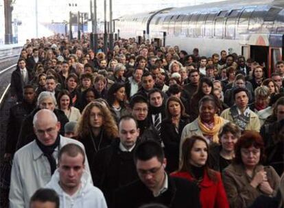 Pasajeros caminan por uno de los andenes de la estación de trenes de Saint Lazare, París.