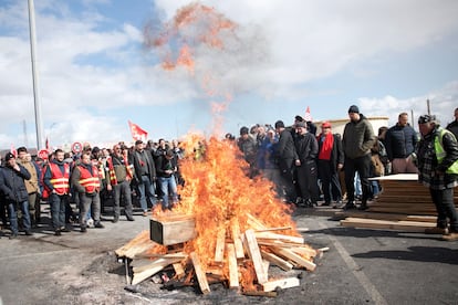 Empleados en huelga se reunían el viernes alrededor de una hoguera frente a la refinería de Gronfreville-l'Orcher.