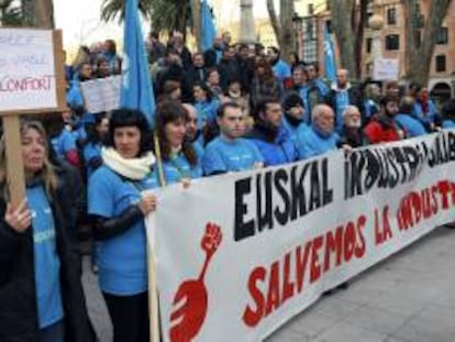 Los trabajadores de Edesa se han concentrado hoy durante una hora en los jardines de Albia de Bilbao, frente al Palacio de Justicia, y luego lo han hecho ante la sede del Gobierno Vasco en favor del mantenimiento de sus empleos. En rueda de prensa, han reclamado a la Corporación Mondragón (MCC) que cumpla su compromiso de "salvar lo salvable" y lleve a la práctica el plan de viabilidad diseñado por la plantilla para reflotar esta empresa, filial de Fagor Electrodomésticos.