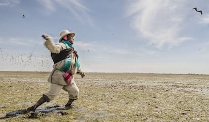 Eloy Mamani en el momento de disparar sobre el flamenco. En cada 'ayllu' (grupo familiar) existe un cazador experto que es el encargado de abatir las presas y dirigir al grupo.