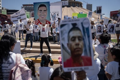 Colectivos de búsqueda realizaron una marcha, con cartulinas y fotografías de sus familiares en Tijuana, México. 