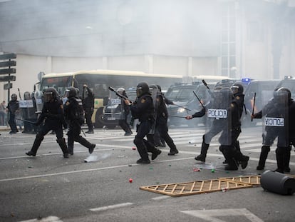 Carga policial durante las protestas en Cádiz, este martes.