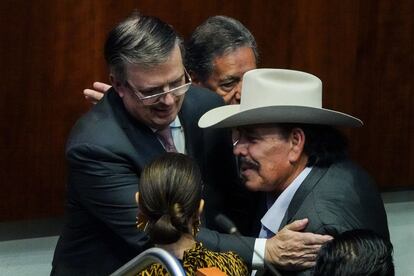 Marcelo Ebrard y el senador Armando Guadiana se saludan en el Senado el 5 de octubre de 2022.