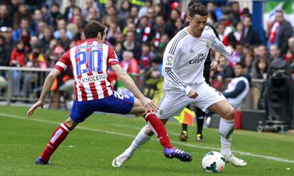 Ronaldo con Juanfran Torres en la banda del Calderón