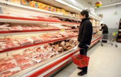 Un hombre compra carne en un supermercado. EFE/Archivo