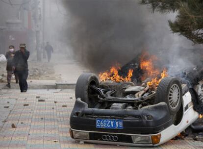 Un coche en llamas tras las protestas violentas que se han producido hoy Lhasha, Tíbet.