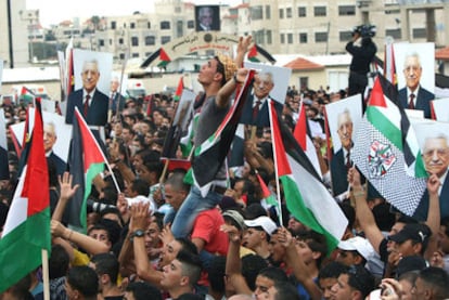 Una multitud recibe como un héroe a Abbas en Ramala después de su discurso del viernes en la ONU.