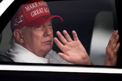 Donald Trump saluda a sus seguidores desde su limusina en West Palm Beach, Florida, el 29 de marzo de 2025.