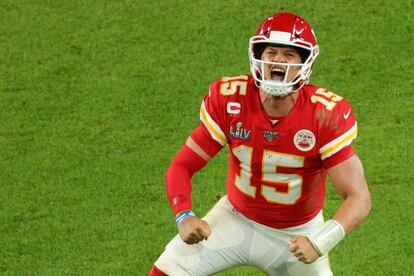 Patrick Mahomes, el mariscal de campo de los Chiefs, celebra después de un pase en el último cuarto.