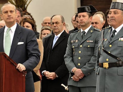 El coronel Jaume Barcel&oacute;, a la derecha, durante su toma de posesi&oacute;n.