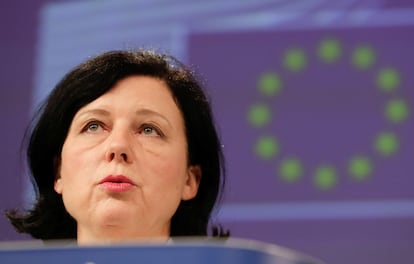 La vicepresidenta de la Comisión de Valores y Transparencia, Vera Jourová, este julio, en Bruselas.