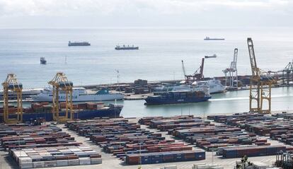 Contenedores en el puerto de Barcelona.