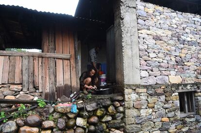 Monika Shahi Nath lava los platos en la aldea Kain Pani, en la provincia nepal de Dadeldhura.