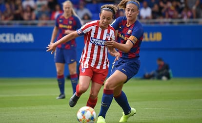 Amanda i Alexia Putellas lluiten per la pilota en el Barça-Atlètic de la Lliga.